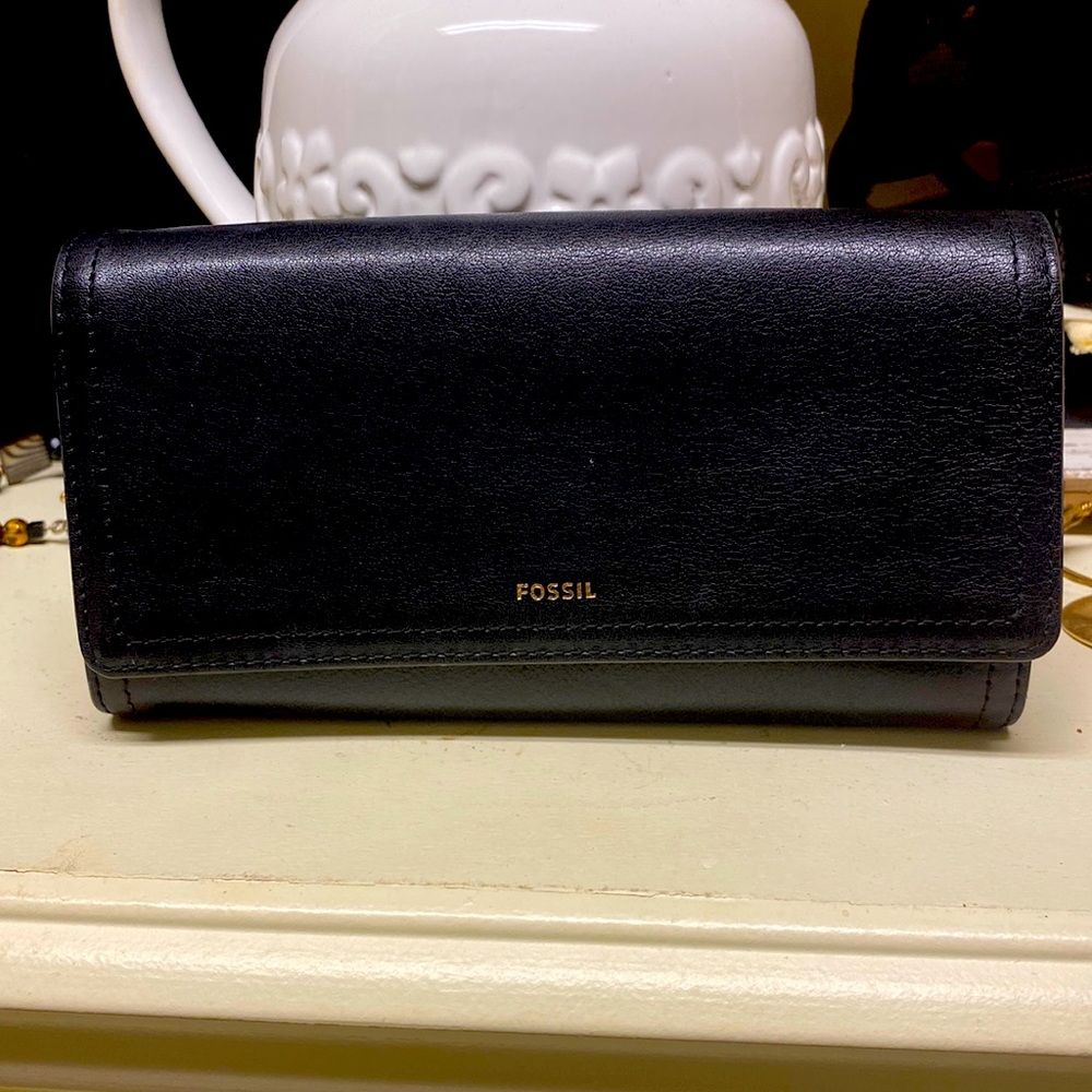 Black fossil wallet 1 year old and is in excellent condition!